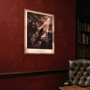 以下が含まれることがあります： 満月の下のゴシック様式の墓地を描いた、白黒の額入りアートプリント。イラストには、ベンチに横たわる人物の上に立つ姿と、背景に廃墟が描かれています。下部のテキストには「Dracula, Bram Stoker, 1897」と記されています。