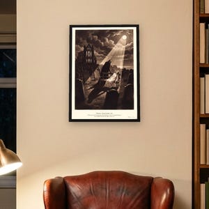 以下が含まれることがあります： 満月の夜の墓地を描いた、モノクロの額入りアートプリント。ベンチに座る人物の上に立つ黒い影の人物と、背景にある大きな石造りの建造物、そして画像の下に印刷されたテキストが特徴的な、ゴシック調の作品です。