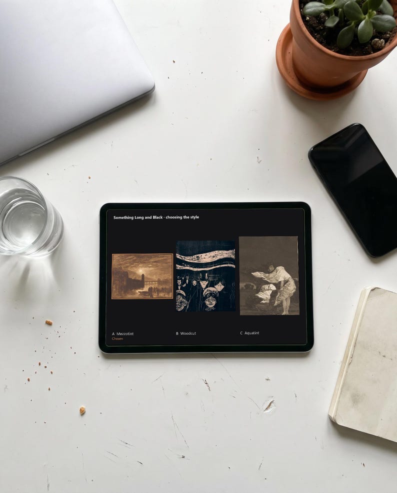 以下が含まれることがあります： 「Something Long and Black - choosing the style」というタイトルのプレゼンテーションが表示されたタブレット画面。A Mezzotint、B Woodcut、C Aquatintとラベル付けされた3つの異なるモノクロームのアートプリントが並んでおり、それぞれ異なる芸術的技法が示されています。
