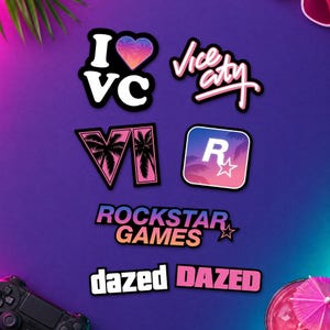 Può includere: Una collezione di sette adesivi in vinile con vari design, tra cui un logo I heart VC, una scritta Vice City, una grafica VI con palme, un logo Rockstar Games e due adesivi con testo Dazed in sfumature di rosa, viola e arancione.