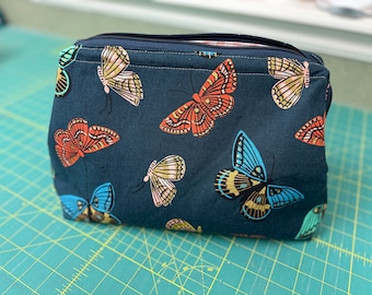 Large Cosmetic Case/Toiletries Bag;  Make-up/Toiletries Case (Large Retreat Bag)