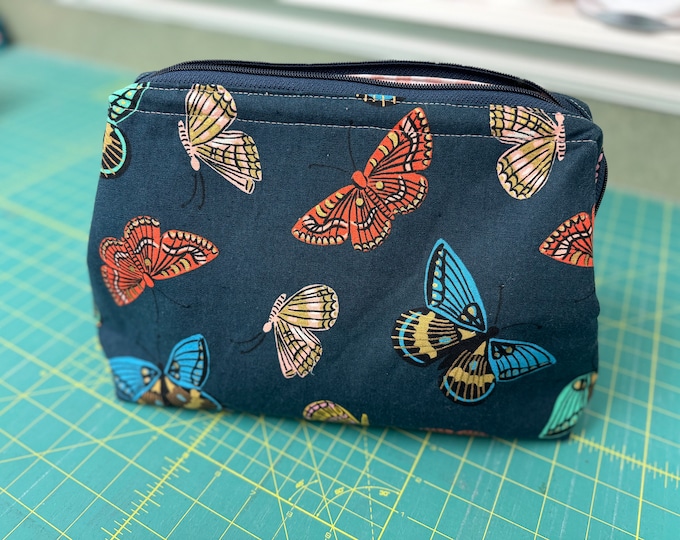 Large Cosmetic Case/Toiletries Bag;  Make-up/Toiletries Case (Large Retreat Bag)