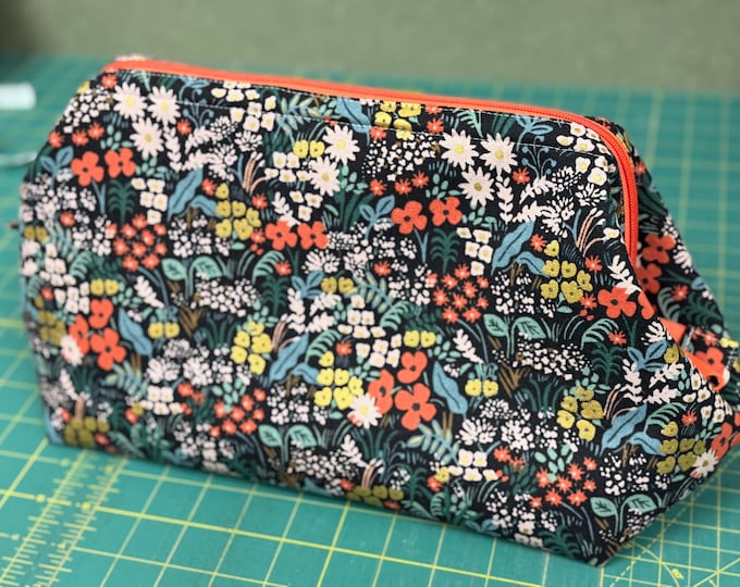 Large Cosmetic Case/Toiletries Bag;  Make-up/Toiletries Case (Large Retreat Bag)