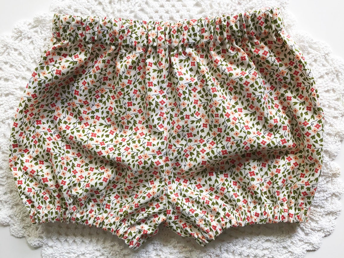 Pequeño Rosa Floral Baby Bloomers. Bloomers hechos a mano para Etsy