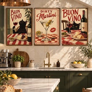 Può includere: Tre stampe rettangolari da parete con illustrazioni in stile vintage. Due stampe mostrano un gatto nero con un bicchiere di vino rosso e il testo BUON VINO. La stampa centrale mostra un bicchiere da martini con olive e il testo DIRTY Martini.