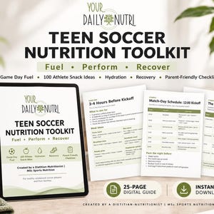 Könnte beinhalten: Ein digitaler Leitfaden mit dem Titel Teen Soccer Nutrition Toolkit auf einem Tablet-Bildschirm neben gedruckten Seiten mit Ernährungsplänen, Zeitplänen und Hydratationstipps. Die Dokumente enthalten Text über Spieltag-Verpflegung und Snack-Ideen.