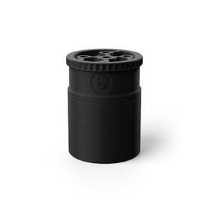 Peut inclure: Un récipient cylindrique noir mat avec un bord supérieur texturé et nervuré, ainsi qu'un couvercle circulaire présentant un motif géométrique découpé. Le côté du récipient affiche une petite lettre b minuscule en relief près du bord.