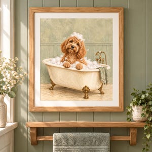 Puede incluir: Una lámina artística enmarcada que muestra a un perro de pelo rizado color marrón dorado sentado en una bañera blanca con patas de garra llena de burbujas de jabón. El perro tiene burbujas en la cabeza y una toalla verde sobre el borde.