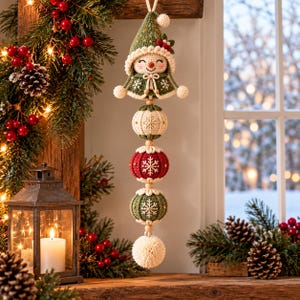 Modèle PDF de décoration elfe au crochet | Décoration de Noël à suspendre en amigurumi | Boules flocons de neige au point coquille | Niveau intermédiaire | 43 cm