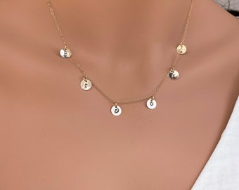 COLLIER AVEC DISQUES EN OR, design unique, petit collier en or avec prénom, nom de famille, cadeau pour elle, collier gravé.