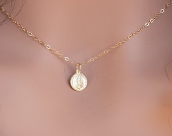 Collar pequeño de la Virgen María: Medalla de Guadalupe bañada en oro de 14 quilates