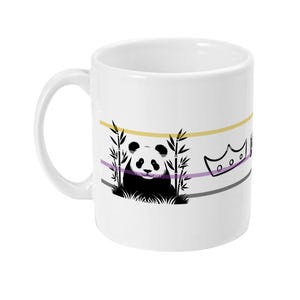 Könnte beinhalten: Ein weißer Keramikbecher mit einem Grafikdruck eines schwarz-weißen Pandas, der zwischen Bambusstangen sitzt. Das Design enthält drei horizontale Streifen in Gelb, Lila und Grau sowie ein einfaches Strichzeichnungs-Kronensymbol auf der rechten Seite.