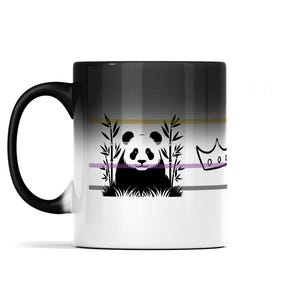 Caneca preta de 325ml que revela código não binário e muda de cor