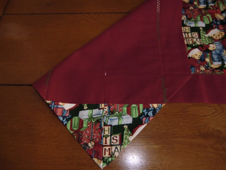 Teddy Bear WPresents /& Books Christmas Table Runner