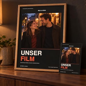 Può includere: Un poster incorniciato e una stampa più piccola con la fotografia di una coppia, con il testo "MILA & NOAH", "UNSER FILM", "Kein Drehbuch hätte uns besser schreiben können" e "SEIT DEM 14. JUNI 2011". Design con sfondo nero e testo bianco e rosso.