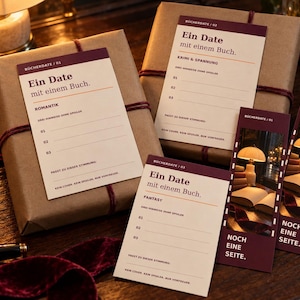 Könnte beinhalten: Zwei in braunes Papier eingewickelte Pakete mit dunkelroter Kordel, jeweils mit einer cremefarbenen Karte "Ein Date mit einem Buch." Zwei passende Lesezeichen liegen bei, die ein Bild einer Lampe und eines Buches mit dem Text "Noch eine Seite." zeigen.