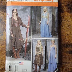 Może przedstawiać: Koperta z wykrojem krawieckim Simplicity, numer 1347, zawierająca ilustracje czterech różnych wzorów kostiumów. Opakowanie przedstawia modele w sukniach w stylu fantasy, gorsecie i butach, z tekstem wskazującym europejskie rozmiary od 40 do 48.