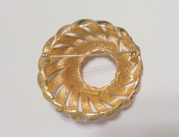 Vintage Boucher Gold Tone Wreath Brooch / Pin - image 4