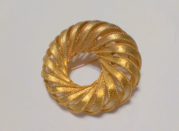 Vintage Boucher Gold Tone Wreath Brooch / Pin - image 3