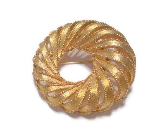 Vintage Boucher Gold Tone Wreath Brooch / Pin - image 1