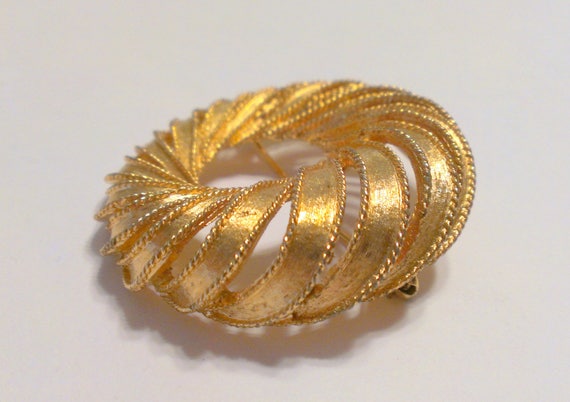 Vintage Boucher Gold Tone Wreath Brooch / Pin - image 5