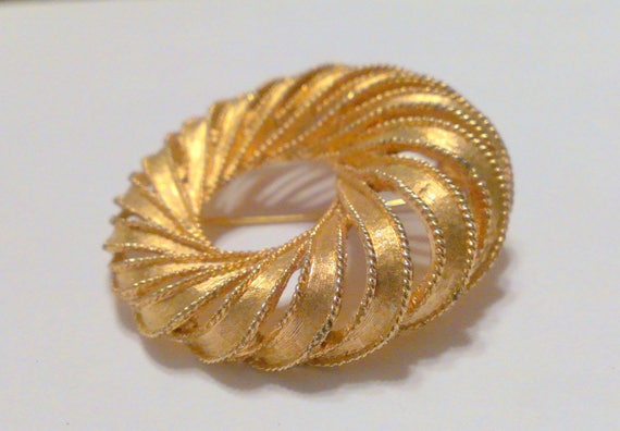 Vintage Boucher Gold Tone Wreath Brooch / Pin - image 2