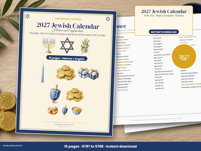 Op de afbeelding: Een printbare Joodse wandkalender voor 2027 met Hebreeuwse en Engelse data, 15 pagina's, met illustraties van een menora, Davidsster, olijftak, gouden munten, geschenken, dreidels en een gevulde donut op een cr&egrave;mekleurige achtergrond.