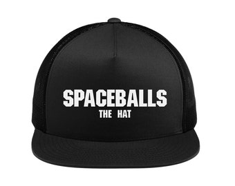 Könnte beinhalten: Schwarze Trucker-Kappe mit weißem Netzrücken. Die Vorderseite der Kappe trägt den Text "SPACEBALLS THE HAT" in Weiß.