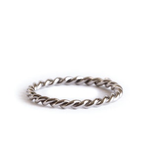 Minimalist 18ct gold band twisted ring in grey gold
