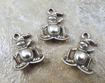 BC712 8 Snowflake Charms Antique Copper Tone 2 Sided