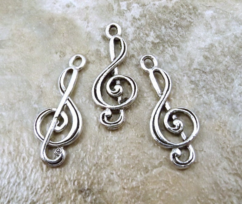 0443 3 Pewter Treble Clef Charms