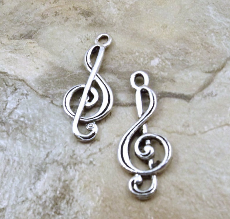0443 3 Pewter Treble Clef Charms