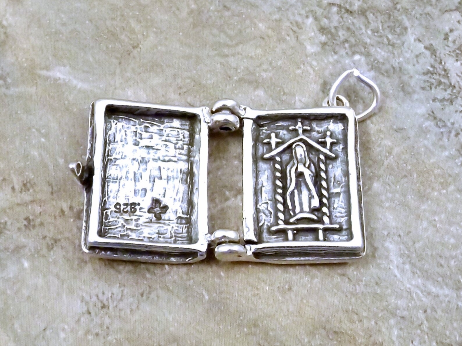 Encanto de la Santa Biblia de plata de ley Se abre en una Etsy Encanto de la Santa Biblia de plata de ley Se abre en una Etsy