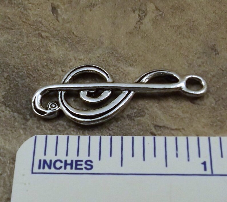 0443 3 Pewter Treble Clef Charms