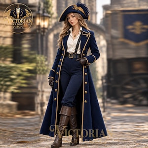 Puede incluir: Un abrigo largo azul marino con ribetes y botones dorados, usado sobre una camisa blanca, pantalones oscuros, un cinturón y tirantes. El conjunto incluye un sombrero de tres picos azul marino a juego con plumas y botas de cuero marrón.