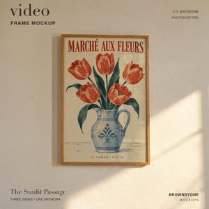 Peut inclure: Un cadre en bois rectangulaire contenant une impression d'une cruche bleue et blanche remplie de tulipes rouges. Le texte MARCHÉ AUX FLEURS est en haut et LE SAMEDI MATIN est en bas. Le cadre est affiché sur un mur uni.