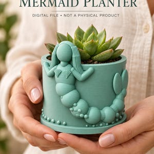 Puede incluir: Una maceta cilíndrica de color verde azulado con un relieve de sirena envuelto alrededor del exterior, que contiene una suculenta verde. El texto MERMAID PLANTER y DIGITAL FILE • NOT A PHYSICAL PRODUCT es visible arriba.