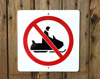 Señal de prohibición de motos de nieve, prohibido andar en motos de nieve, prohibido el paso de motos de nieve, señal de advertencia de prohibición de entrada