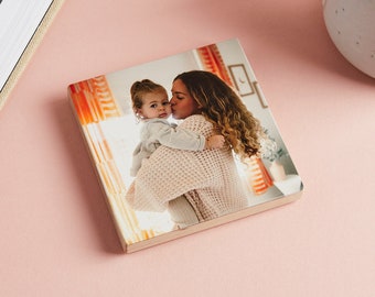 Personalisiertes quadratisches Foto-Holzuntersetzer | Massivholz Untersetzer Geschenk mit gedruckter Fotografie | Foto-Andenken Geschenkidee für den Tag der Mutter