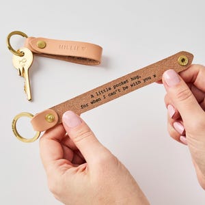 Llavero de cuero personalizado con mensaje oculto