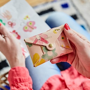 Porte-monnaie en cuir à dessin personnalisé pour enfant | Oeuvre d'art personnalisée pour maman, grand-mère | Cadeau de Noël ou de fête des mères pour elle