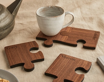 Ensemble en bois personnalisé de quatre sous-verres. Ensemble de montagnes russes puzzle personnalisé en quatre pièces. Bois de noyer massif. Cadeau d’anniversaire / pendaison de crémaillère.