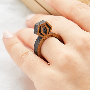 Bague de fiançailles personnalisée en bois. Bague de demande en mariage personnalisée en bois. Saint-Valentin. Proposition inhabituelle cadeau. Bois de chêne. image 2