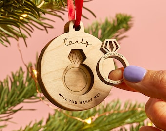 Adorno navideño personalizado '¿Quieres casarte conmigo? con anillo de propuesta / adorno de árbol de compromiso de madera / recuerdo de propuesta personalizado