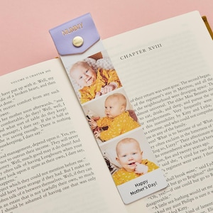 Könnte beinhalten: Ein personalisierter Lesezeichen mit einem lila oberen Abschnitt mit dem goldenen Schriftzug "MUMMY". Das Lesezeichen zeigt drei Babyfotos und den Text "Happy Mother's Day!" unten.