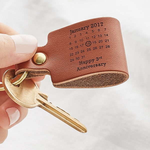 Porte-clés personnalisé de date de calendrier, porte-clés gravé en cuir naturel / Saint Valentin, cadeau du troisième anniversaire de mariage / date spéciale