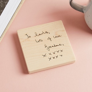 Gepersonaliseerde houten onderzetter met handschrift van geliefde | Herdenkingscadeau met exacte kopie van handgeschreven bericht | Herdenkingscadeau