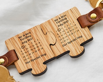 Personalised Couples Calendar Keychain / Anniversary Gift for Couple / Special Date Valentine's Gift / Engraved Wooden 5th Anniversary Gift