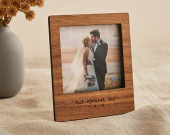 Gepersonaliseerd magnetisch fotoframe met standaard. Gepersonaliseerd houten fotolijstje. Walnoot hout en metalen backing. Verjaardag / verjaardag Cadeau.