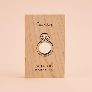 Anel de noivado de madeira personalizado. Anel de madeira personalizado para pedido de casamento. Dia dos Namorados. Presente de pedido de casamento incomum. Madeira de bordo.